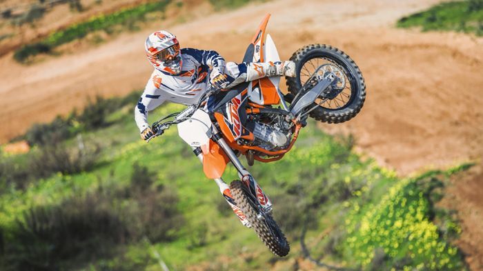 Ολόκληρη η γκάμα των μοτοσυκλετών KTM MX 2015 έχει βελτιώσεις στο πλαίσιο, με σχεδίαση που εξασφαλίζει χαμηλότερο βάρος. Εδώ το ΚΤΜ 450 SX-F.
